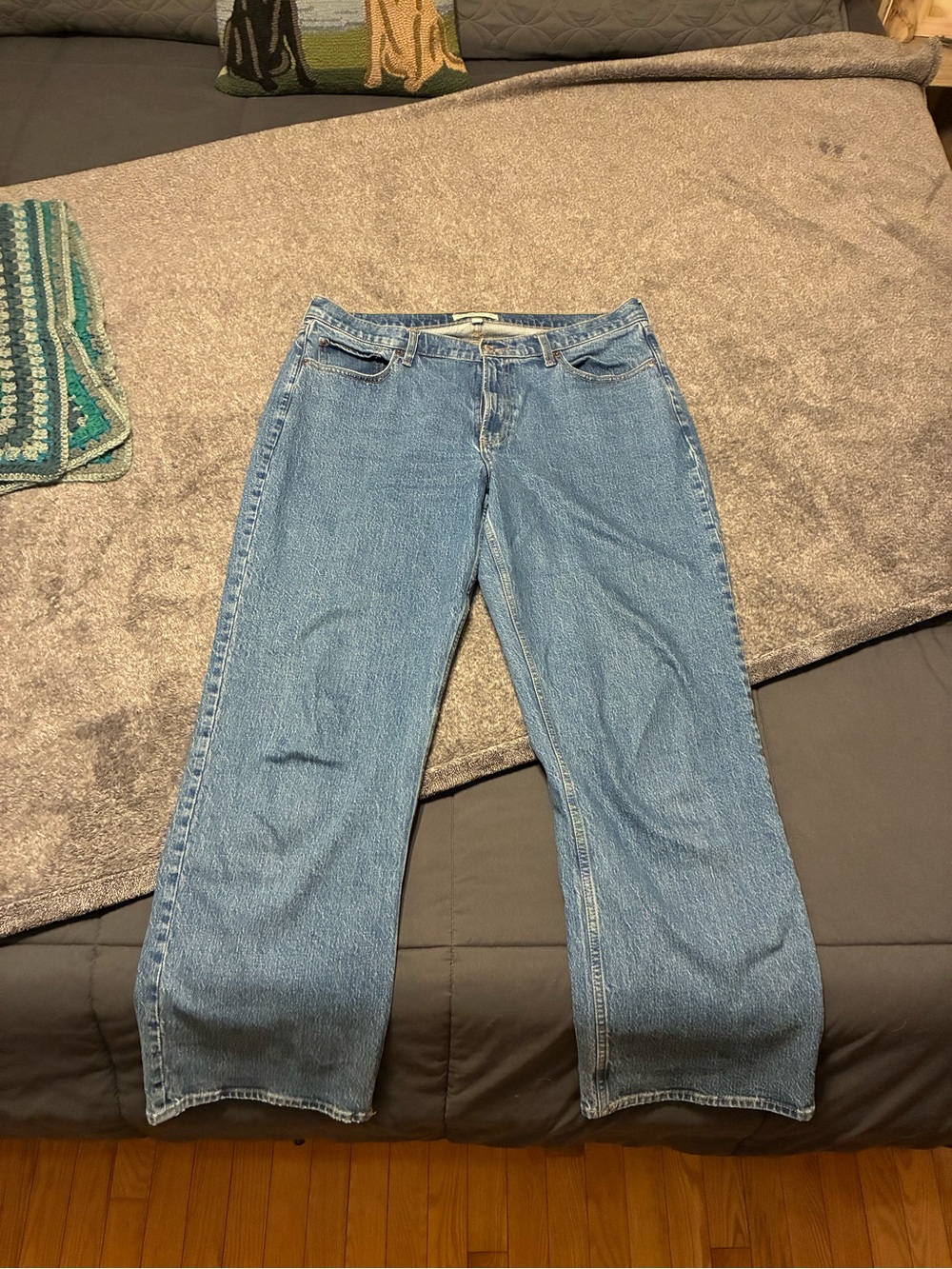 Abercrombie & Fitch Women’s Curve Love The Baggy Low Rise Jean Size 32 LONG EUC
